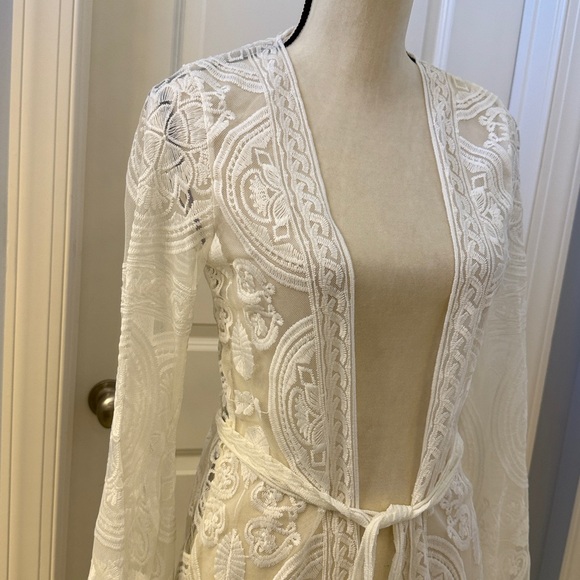 Elegant White Lace Kimono Robe - Medium - Picture 2 of 7